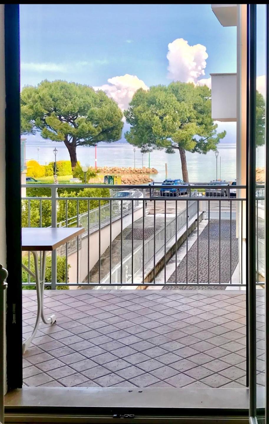 Casa Caterina Lake View Holidays Apartments Пескьера-дель-Гарда Экстерьер фото