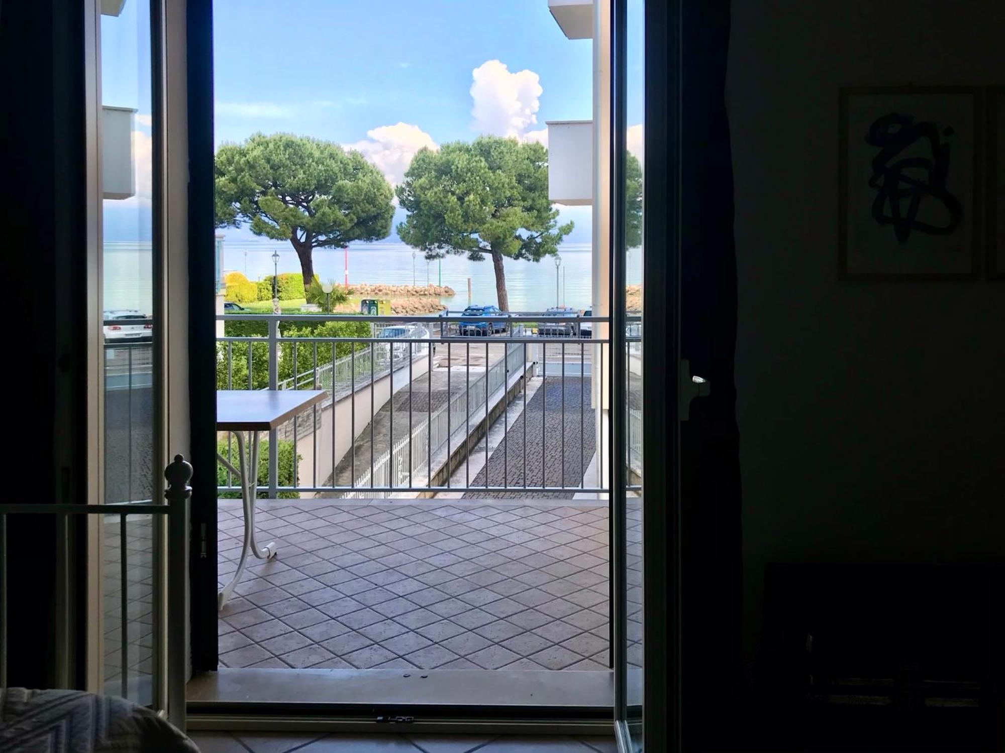 Casa Caterina Lake View Holidays Apartments Пескьера-дель-Гарда Номер фото